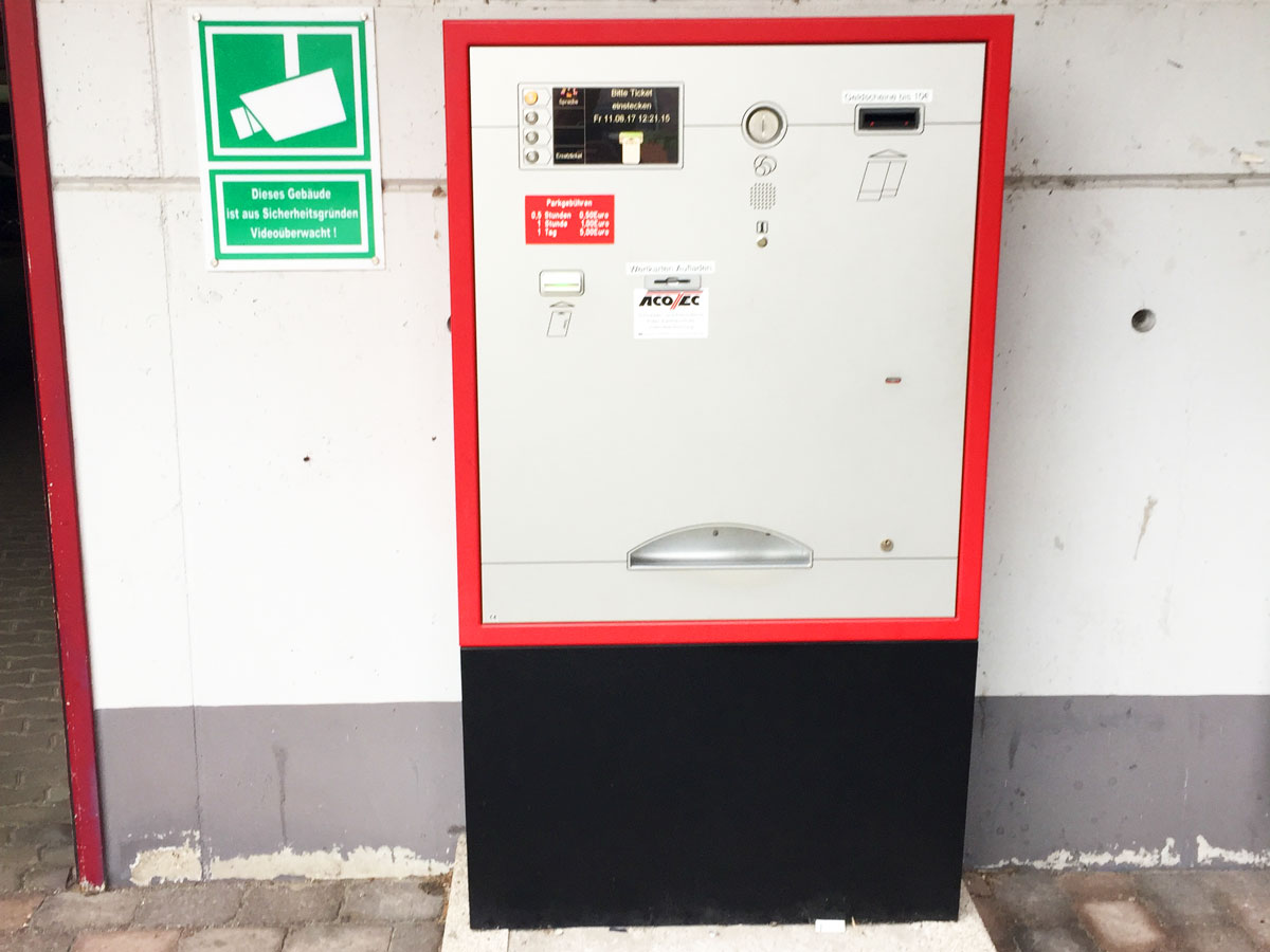 Kompakter Kassenautomat in Rot