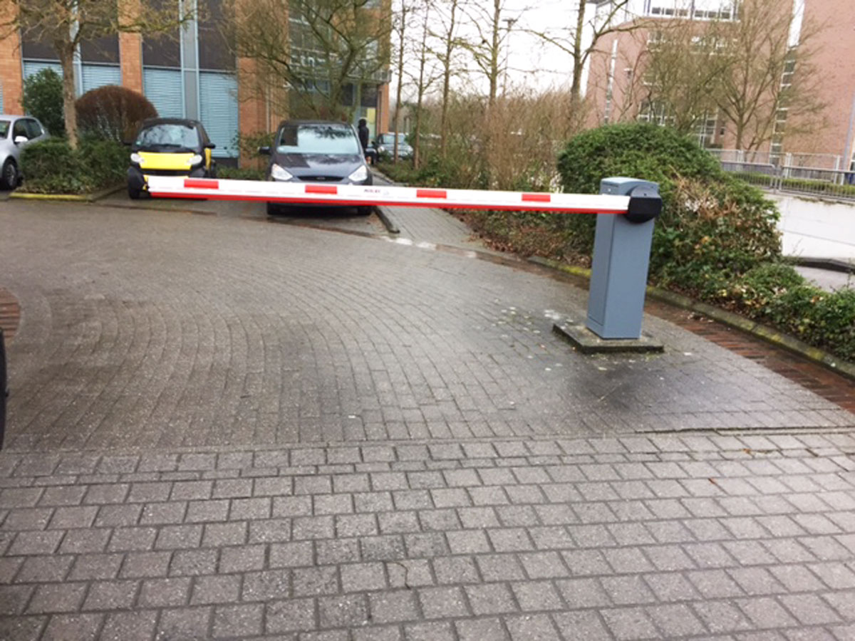 Kleine Schranke fuer Parkplatz